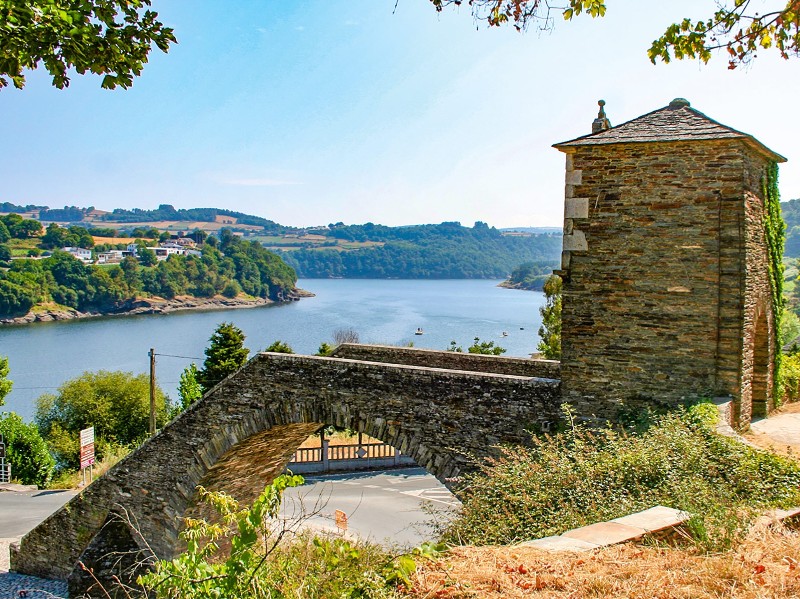 Die Pilgerbrücke von Portomarín betrittst du auf den letzten 100 km Jakobsweg am Ende der 1. Etappe