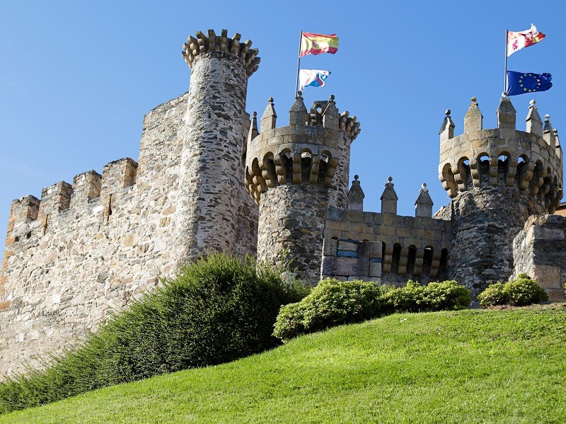 Jakobsweg letzte 200 km beginnt in Ponferrada mit seiner historischen Templerburg