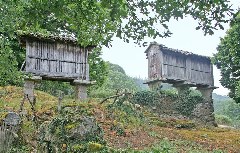 schwebende Kornspeicher am Jakobsweg in Galicien