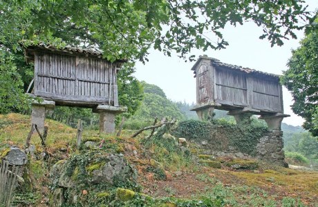 schwebende Kornspeicher am Jakobsweg in Galicien