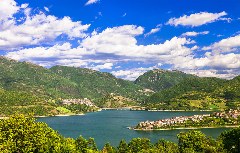 Malerischer Ausblick vom Benediktweg auf den Lago Turano