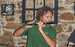 PURA-Reiseleiter Luis gibt eine Klangprobe auf der galicischen Flöte