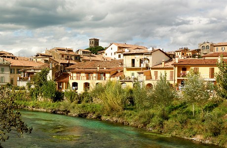 Die Altstadt von Rieti an einer Flussbiegung des Velino