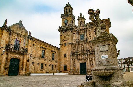 Rathaus und Kirche in Vilanouva Lourenzo am Camino del Norte