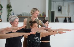 Yogalehrerin Steffi mit Teilnehmerinnnen