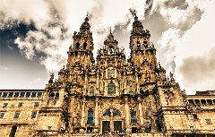 Jakobus-Kathedrale von Santiago im Gegenlicht